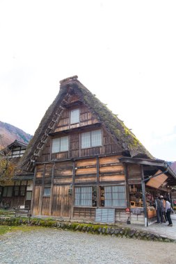 Shirakawa-go, Japonya - 15 Kasım 2018: Shirakawa-go, Japonya 'daki geleneksel gthe-zukuri evi