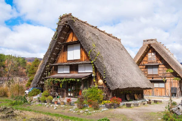 Shirakawa-go, Japonya 'daki geleneksel gthe-zukuri evi.