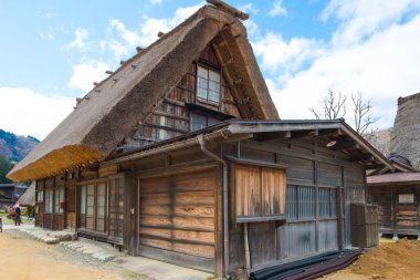 Shirakawa-go, Japonya 'daki geleneksel gthe-zukuri evi.
