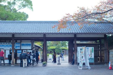 NAGOYA, JAPONYA - 14 Kasım 2018: Nagoya, Japonya 'daki Nagoya Kalesi' ne yürümek için halk ziyareti ve bilet