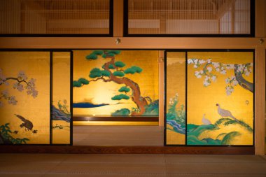 NAGOYA, JAPONYA - 14 Kasım 2018: Japonya 'nın Nagoya kentindeki Nagoya Kalesi' nin Honmaru Sarayı 'nın duvarındaki resim