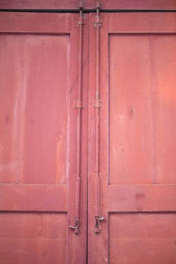 Kırmızı ahşap kapının kilidi.