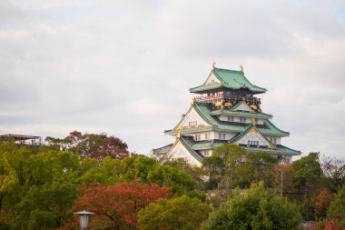 Japonya 'nın Osaka şehrinde sonbahar mevsiminde Osaka Kalesi
