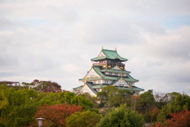 Japonya 'nın Osaka şehrinde sonbahar mevsiminde Osaka Kalesi