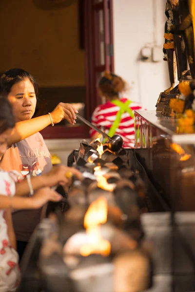 Bangkok Thailand December 2018 People Fill Oil Lantern Wat Rakhang — Stock Photo, Image