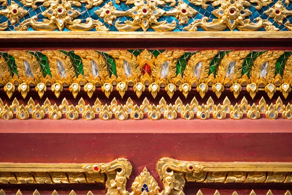 泰国曼谷Wat Rakhang Khositaram教堂墙上的泰国图案 — 图库照片