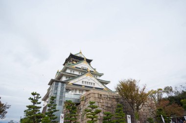Osaka, Japonya - 13 Kasım 2018: Osaka Şatosu Sonbahar sezonu Japonya 'nın Osaka kentinde
