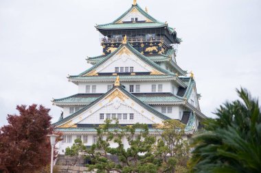 Japonya 'nın Osaka şehrinde sonbahar mevsiminde Osaka Kalesi