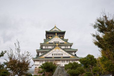Japonya 'nın Osaka şehrinde sonbahar mevsiminde Osaka Kalesi