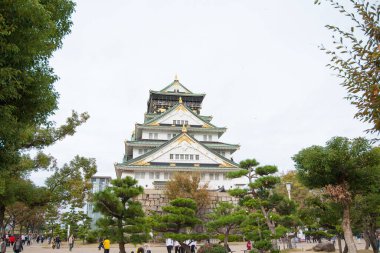 Osaka, Japonya - 13 Kasım 2018: Osaka Şatosu Sonbahar sezonu Japonya 'nın Osaka kentinde