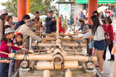KYOTO, JAPONYA - 12 Eylül 2018: Japonya 'nın Kyoto kentindeki Fushimi Inari-taisha tapınağının girişindeki çeşme