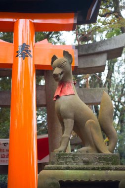 KYOTO, JAPONYA - 12 Eylül 2018: Japonya 'nın Kyoto kentindeki Fushimi Inari-taisha türbesindeki Fox heykeli