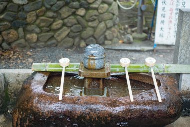 KYOTO, JAPONYA - 12 Eylül 2018: Japonya 'nın Kyoto kentindeki Fushimi Inari-taisha tapınağında çeşme