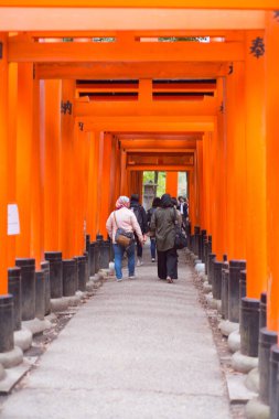 KYOTO, JAPONYA - 12 Eylül 2018: Japonya 'nın Kyoto kentindeki Fushimi Inari-taisha tapınağında turist yürüyüşü ve Kızıl Torii' yi görmek