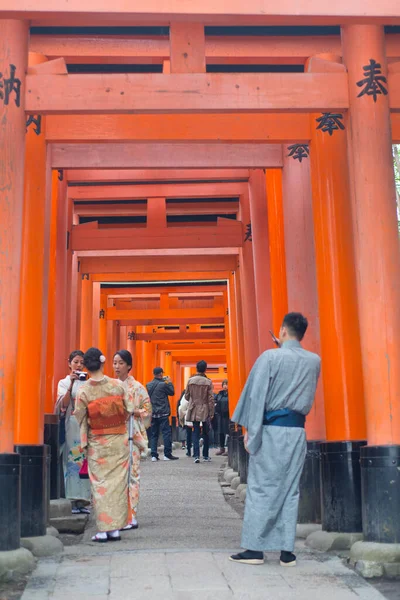 京都府京都市 2018年11月12日 着物姿の日本人女の子が京都の伏見稲荷大社で赤い鳥居を見る — ストック写真