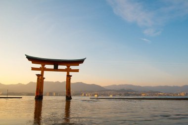 HIROSHIMA JAPAN - 11 Kasım 2018: Japonya 'nın Miyajima adası Hiroşima' da yüzen torii kapısını görmek ve Itsukushima Tapınağı 'na dua etmek için turist