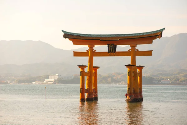 日本广岛三岛一岛的一岛神社的浮游弧门 日本字的意思是 三岛神社 — 图库照片