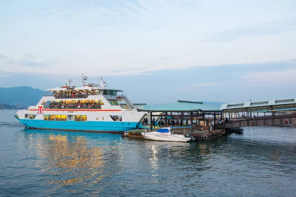 HIROSHIMA JAPONYA - 11 Kasım 2018: feribot Miyajimaguchi ile Miyajima arasındaki iç denizi geçiyor.
