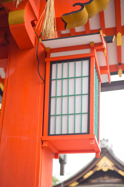 фонарь в храме Инари-тайша в Киото, Япония
