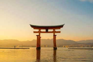 Japonya, Hiroşima 'daki Miyajima Adası' ndaki Itsukushima Tapınağı 'nın yüzen torii kapısı. Japonca karakterlerin anlamı 