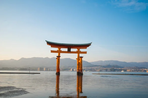 日本广岛三岛一岛的一岛神社的浮游弧门 日本字的意思是 三岛神社 — 图库照片
