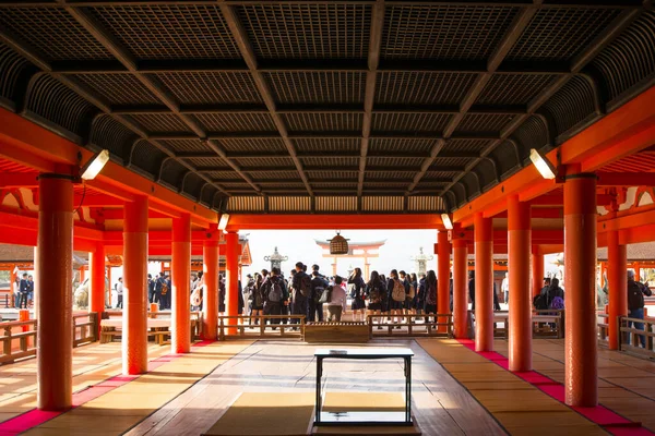 Hiroshima Giappone Novembre 2018 Turista Vedere Porta Galleggiante Itsukushima Santuario — Foto Stock