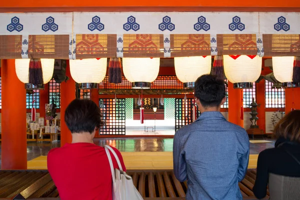 広島日本 2018年11月11日 宮島の厳島神社で鳥居と参拝の特権を見る — ストック写真