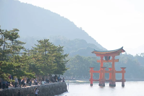 Hiroshima Japan 2018年11月11日 观光客在日本广岛三岛的Itsukushima神龛中看到飘浮的环形山门 — 图库照片