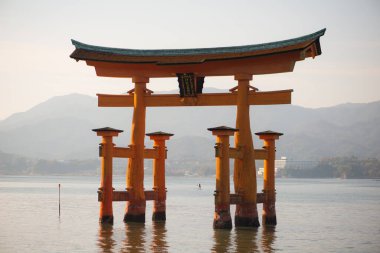 Japonya, Hiroşima 'daki Miyajima Adası' ndaki Itsukushima Tapınağı 'nın yüzen torii kapısı.