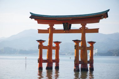 Japonya, Hiroşima 'daki Miyajima Adası' ndaki Itsukushima Tapınağı 'nın yüzen torii kapısı.