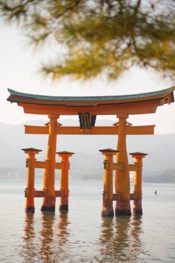 Japonya, Hiroşima 'daki Miyajima Adası' ndaki Itsukushima Tapınağı 'nın yüzen torii kapısı.