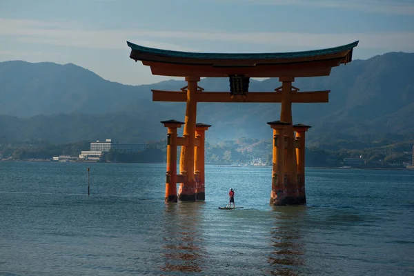 日本广岛三岛板岛神龛的浮游环形山门 — 图库照片