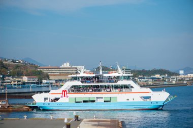 HIROSHIMA JAPONYA - 11 Kasım 2018: feribot Miyajimaguchi ile Miyajima arasındaki iç denizi geçiyor.