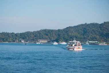 HIROSHIMA JAPAN - 11 Kasım 2018: Miyajima maru feribotları Japonya 'nın Hiroşima şehrinde Miyajimaguchi ile Miyajima arasında iç denizi geçiyor.