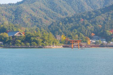 Japonya 'nın Hiroşima adasındaki Itsukushima Tapınağı' nın yüzer kapısı.