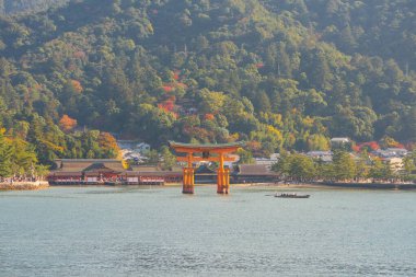 Japonya 'nın Hiroşima adasındaki Itsukushima Tapınağı' nın yüzer kapısı.
