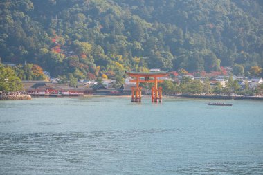 Japonya 'nın Hiroşima adasındaki Itsukushima Tapınağı' nın yüzer kapısı.