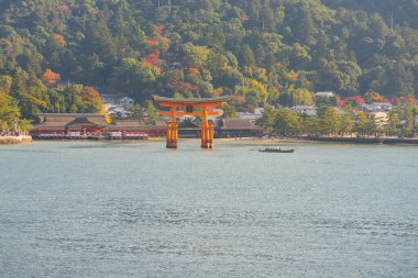 Japonya 'nın Hiroşima adasındaki Itsukushima Tapınağı' nın yüzer kapısı.
