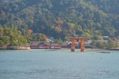 Japonya 'nın Hiroşima adasındaki Itsukushima Tapınağı' nın yüzer kapısı.