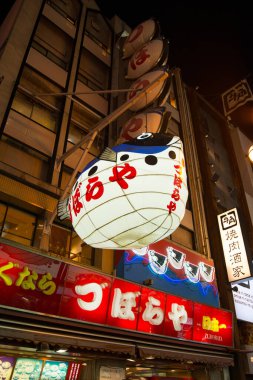 Osaka, Japonya -10 Kasım 2018: Dotonburi, Osaka 'da kirpi balığı restoarant işareti. Dotonburi, Japonya 'nın Osaka kentindeki turistlerin en ünlü mekanıdır..