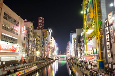 Osaka, Japonya -10 Kasım 2018: Dotonburi, Osaka gece manzarası. Dotonburi, Japonya 'nın Osaka kentindeki turistlerin en ünlü mekanıdır..