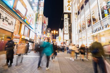 Osaka, Japonya -10 Kasım 2018: Dotonburi, Osaka 'da yürüyen insanların uzun zaman fotoğrafı. Dotonburi, Japonya 'nın Osaka kentindeki turistlerin en ünlü mekanıdır..