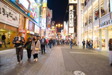 Osaka, Japonya -10 Kasım 2018: Dotonburi, Osaka 'da yürüyen insanlar. Dotonburi, Japonya 'nın Osaka kentindeki turistlerin en ünlü mekanıdır..