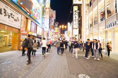 Osaka, Japonya -10 Kasım 2018: Dotonburi, Osaka 'da yürüyen insanların uzun zaman fotoğrafı. Dotonburi, Japonya 'nın Osaka kentindeki turistlerin en ünlü mekanıdır..