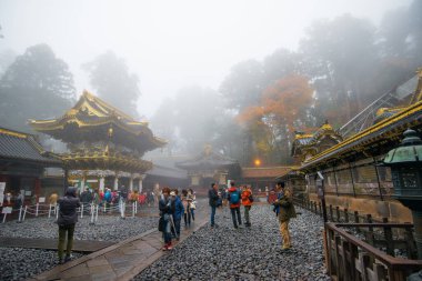 NIKKO, JAPONYA - NOVEMBER 09, 2018: Toshogu Tapınağı Unesco dünya mirası sahasında sonbahar mevsiminde Japonya 'nın Nikko kentinde sis içerir