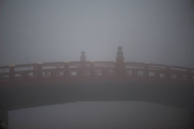 Shinkyo Köprüsü, Japonya 'nın Nikko şehrinde sonbahar mevsiminde sis içerir..