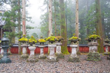 Japonya, Nikko 'daki Unesco Dünya Mirası Alanı Toshogu Tapınağı' ndaki eski fener.
