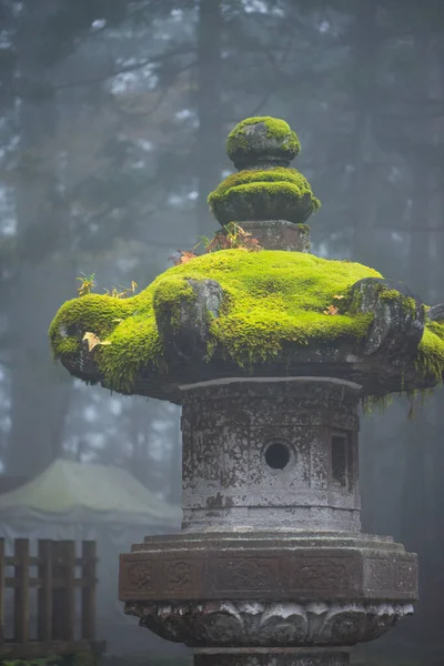 日本の日光にあるユネスコの世界遺産に登録されている東照宮の古い提灯には霧が入っています — ストック写真