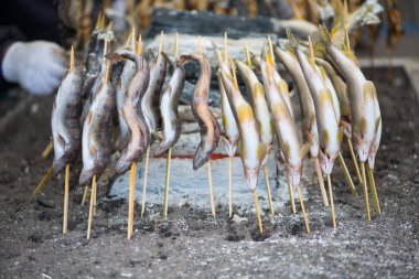 Kömür, Ayu balığını tuzlu ızgara yaptı. Nikko, Japonya 'daki Kegon şelalesinde geleneksel Japon sokak yemekleri.