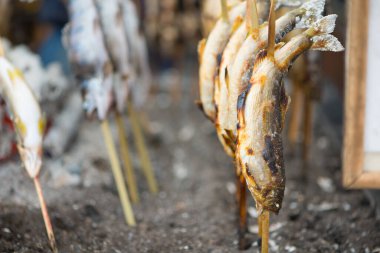 Kömür, Ayu balığını tuzlu ızgara yaptı. Nikko, Japonya 'daki Kegon şelalesinde geleneksel Japon sokak yemekleri.
